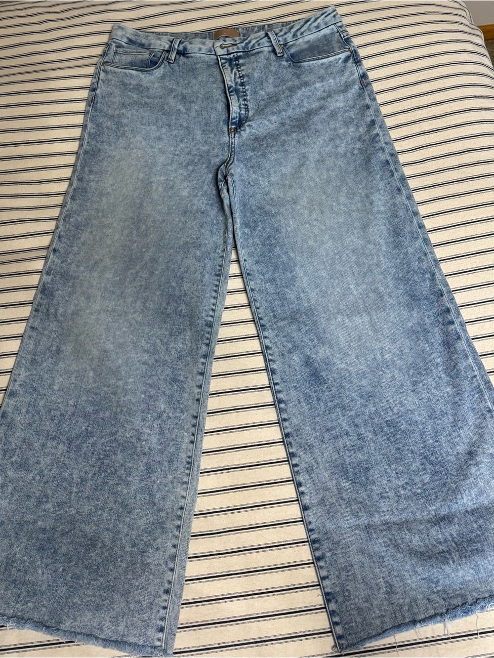 KUT from the Kloth Meg Fab Ab Wide Leg Jeans Light Wash Size 14